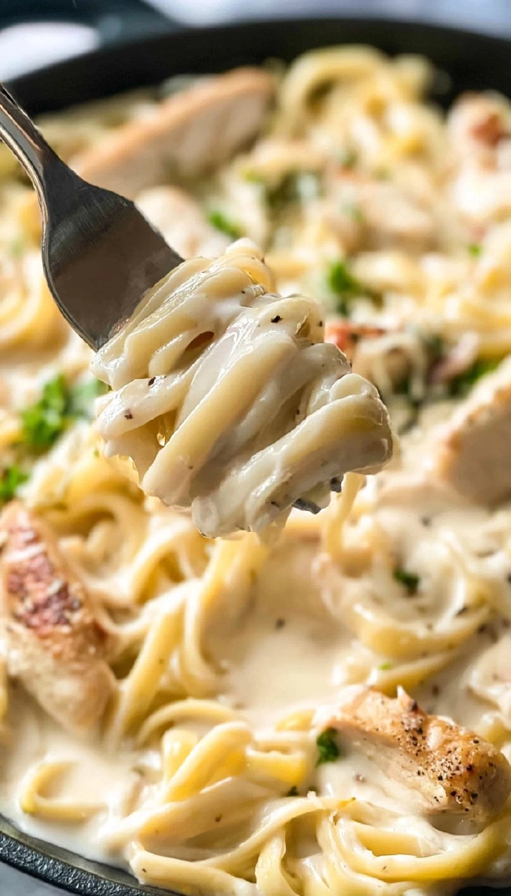 Creamy Chicken Alfredo | 30-Minute Restaurant-Style Pasta Dinner